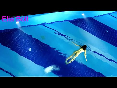 ❤️ Nu mă pot opri din privit, tânără blondă surprinsă înotând goală în piscina stațiunii ELLA BOLT ❤ at ro.teatroporno.ru