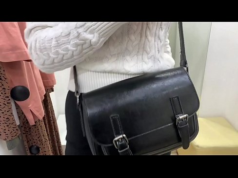 ❤️ Masturbarea în public a tinerei târfe FeralBerry cu un dildo în cabina de probă ❤ at ro.teatroporno.ru